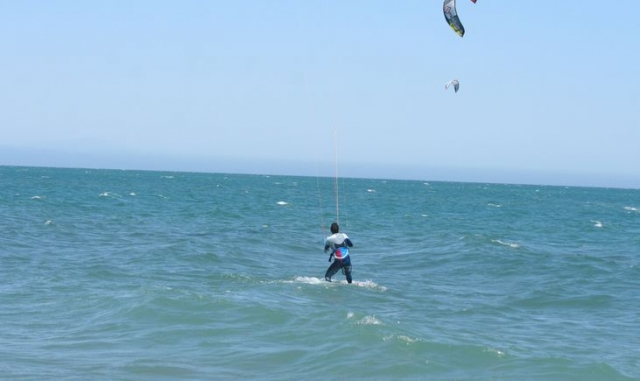  homme kitesurf avec des cerfs-volants en arrière-plan 